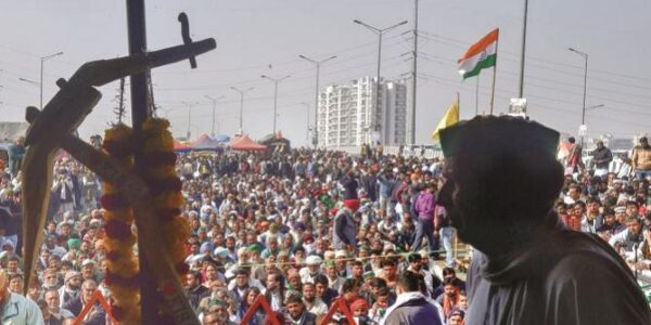 غازی پور میں مظاہرین کا جم غفیر۔’منگل تک ریکارڈ توڑتعداد پہنچے گی’