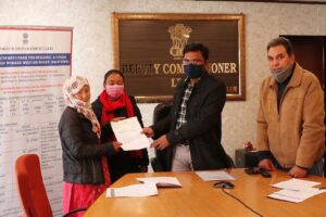 DC Leh Disburses Financial Assistance to Labourers