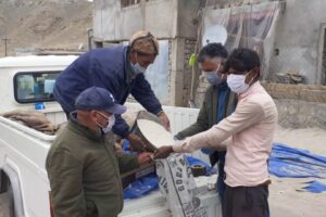 District Admin Leh distributes essential supplies to migrant labourers