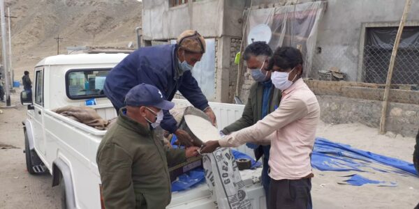 District Admin Leh distributes essential supplies to migrant labourers