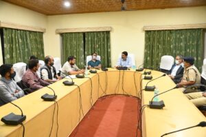 Taxi Union Kargil meets Divisional Commissioner