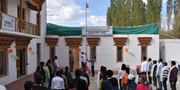 MP Kamlesh Paswan unfurled the tricolor at NHIDCL office in Leh