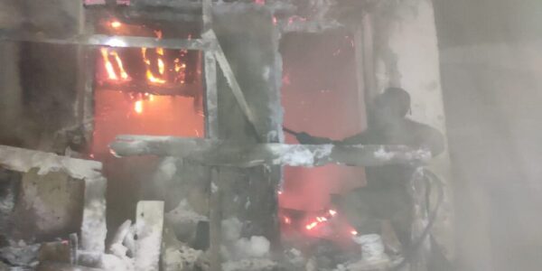 Fire destroys tea stalls, shop at Drass