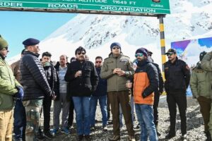 CEC Feroz Khan, DC, SP take stock of snow clearance works at Zojila Pass