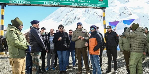 CEC Feroz Khan, DC, SP take stock of snow clearance works at Zojila Pass