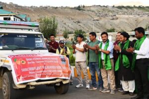 EC Fazily, DC Shrikant flag off Kargil’s fresh apricot to national market 