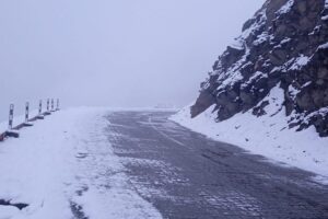 Traffic Remain Undisturbed Despite Poor Weather Condition at Zojila Pass