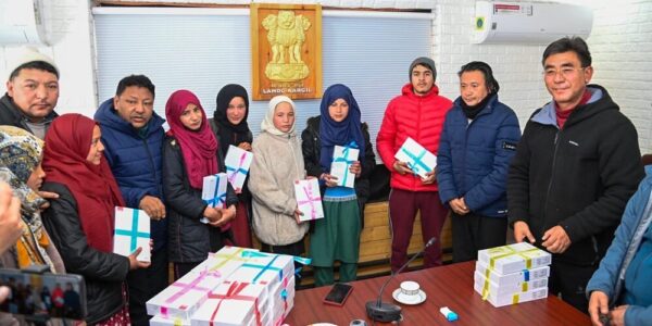 Youn Tab Scheme: LAHDC Kargil distributes free tablets to students
