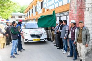 DC/DEO Kargil flags off Polling Teams for ‘Vote from Home’ initiative 
