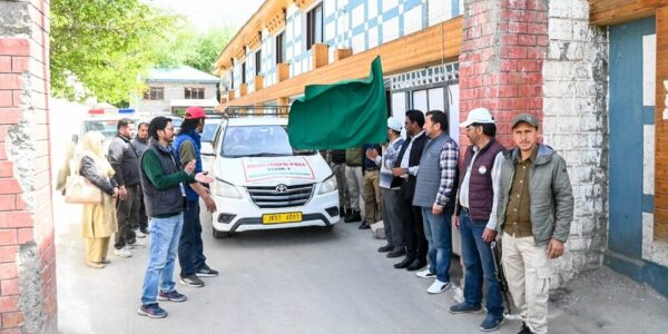 DC/DEO Kargil flags off Polling Teams for ‘Vote from Home’ initiative 